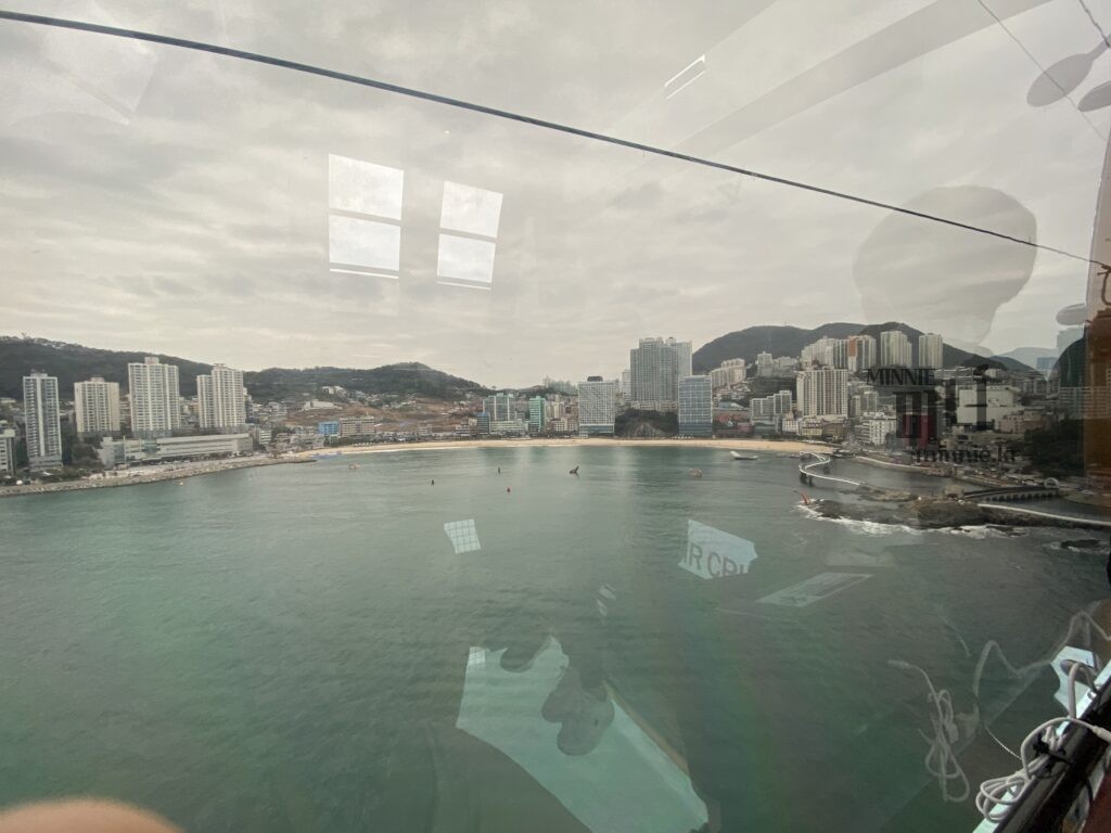 부산 송도해수욕장 바다 위를 운행하는 송도해상케이블카 전경
