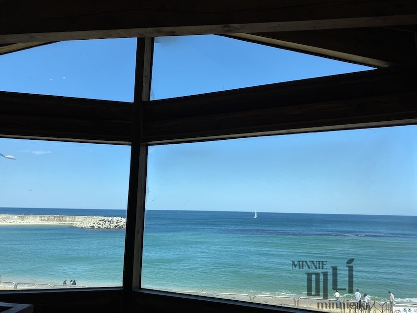 카페 우디-내부-뷰-바다-바라보기