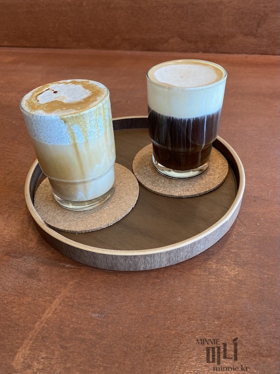 카페 우디-흑임자라떼-아인슈페너-커피