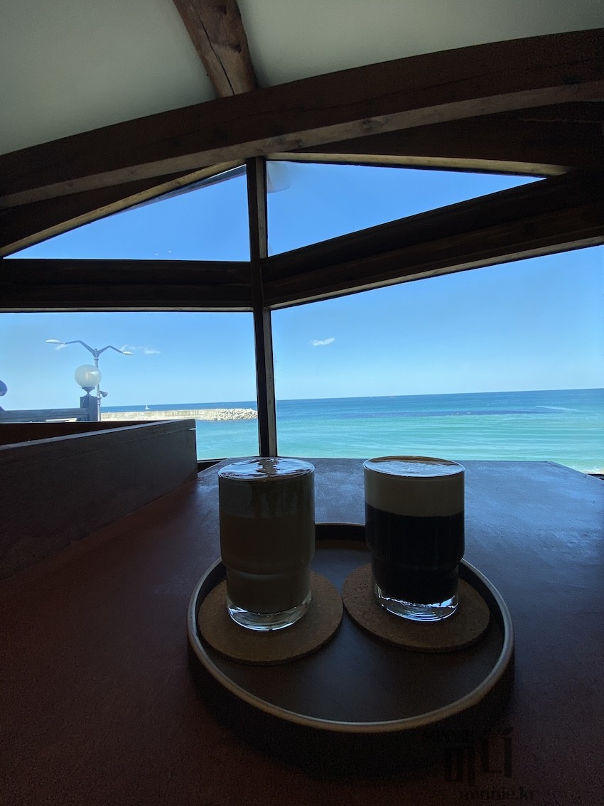 카페우디-바다-커피-전경