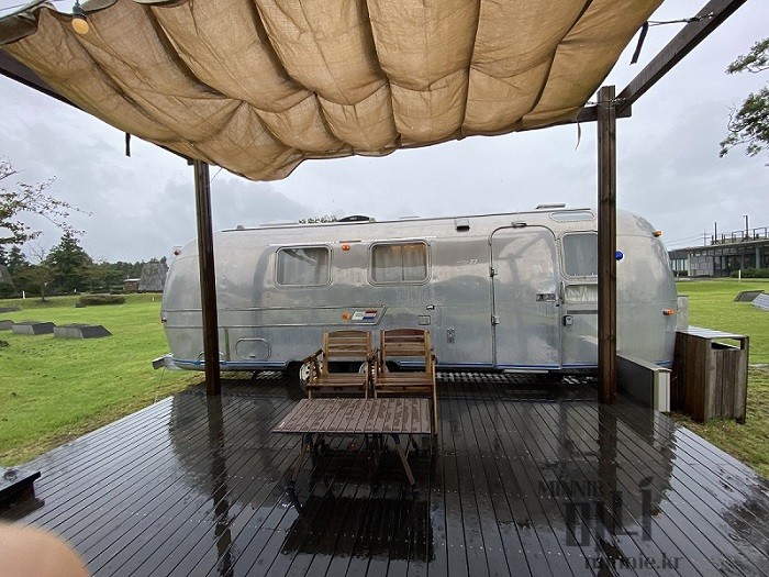 비 내리는 제주 어라운드 폴리 에어스트림 카라반 외관 전경