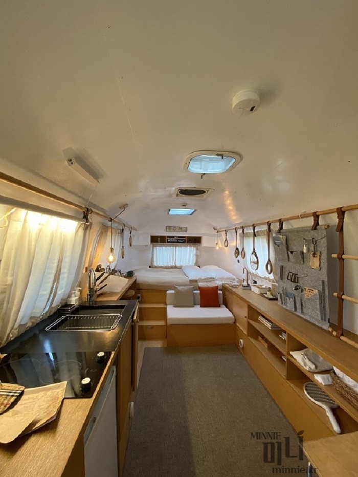 제주 어라운드 폴리 레트로한 분위기의 에어스트림 카라반 내부 우드 인테리어