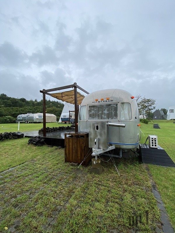 제주 감성 숙소 어라운드 폴리 실버 에어스트림 외부 모습