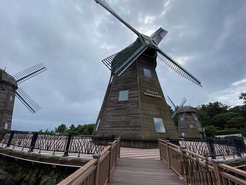 제주 롯데호텔 산책로에 위치한 상징적인 풍차 라운지 모습
