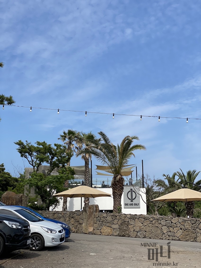 제주-원앤온리-카페-주차장-카페입구