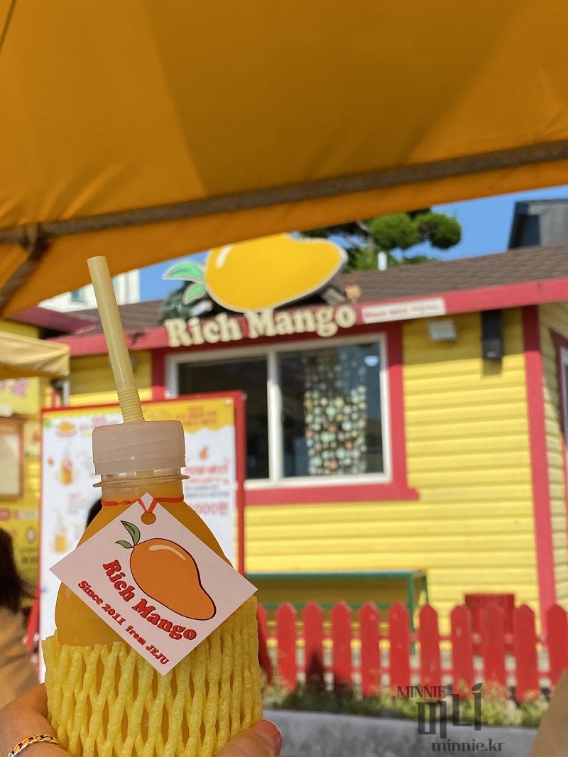 제주의 햇살을 응축한 듯한 리치 망고의 시그니처 옐로우 셰이크