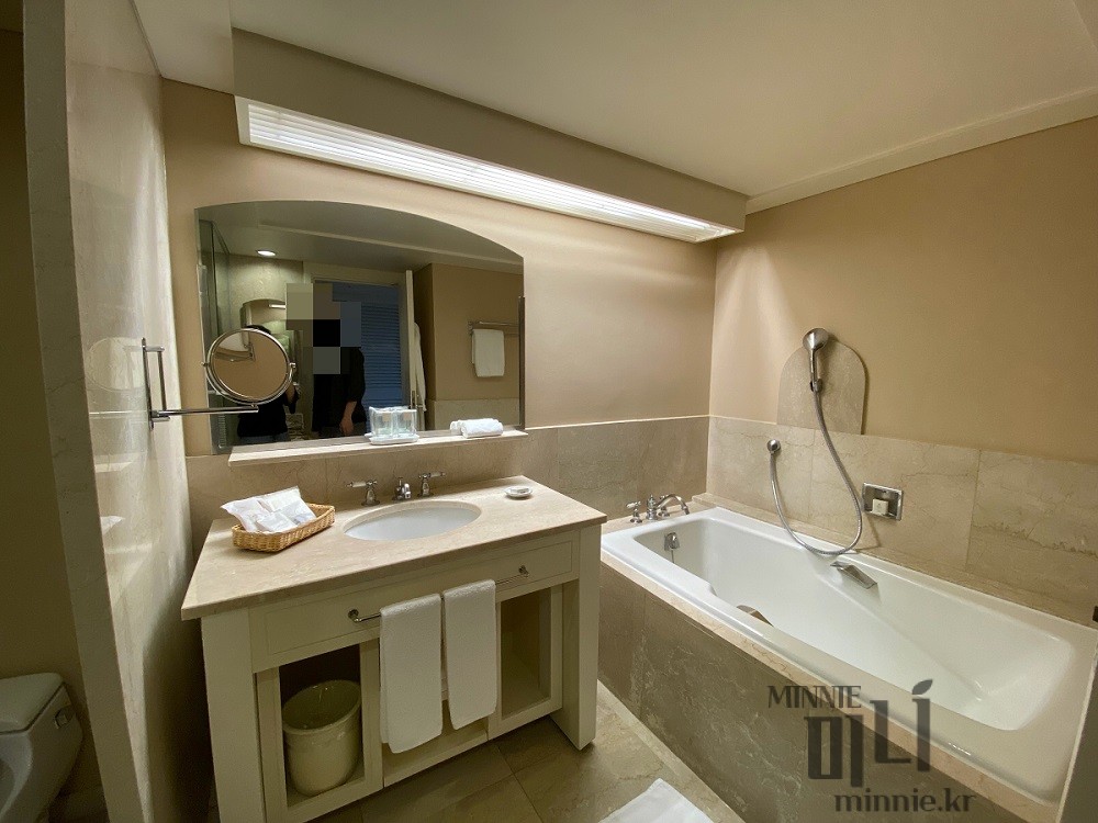 클래식한 대리석 인테리어의 제주 신라호텔 욕실과 세면대 컨디션