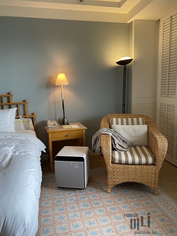 제주 신라호텔 객실 내 1인용 소파와 클래식한 가구 배치 상세 사진