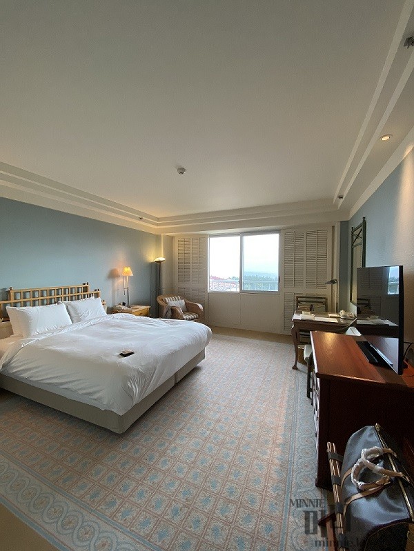 제주 신라호텔 스탠다드 객실 내부 전경과 아늑한 조명 분위기