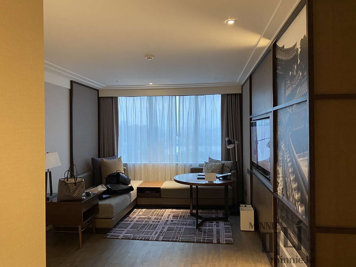 모던 럭셔리의 정수, 안락함과 품격을 동시에 잡은 객실 인테리어