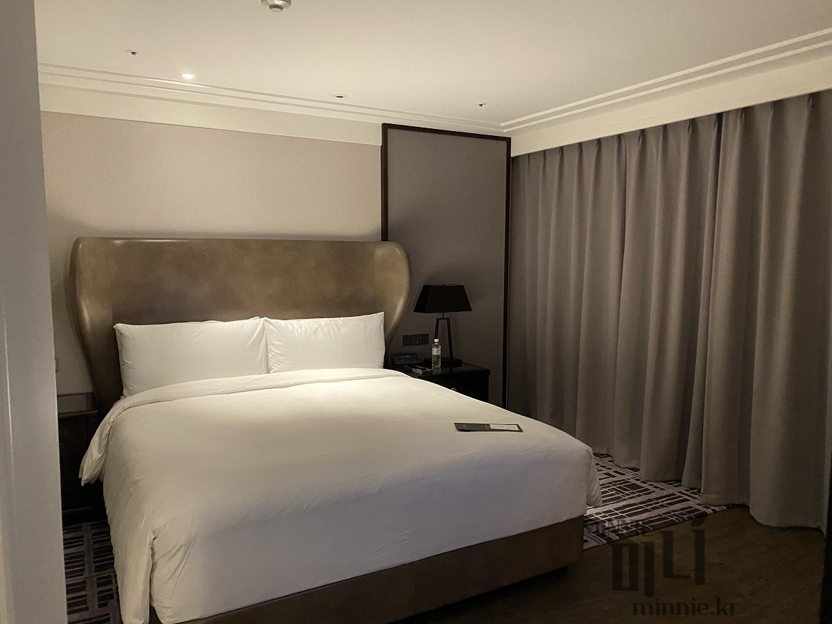 완벽한 숙면을 설계한 마스터 베드룸의 텍스처와 무드