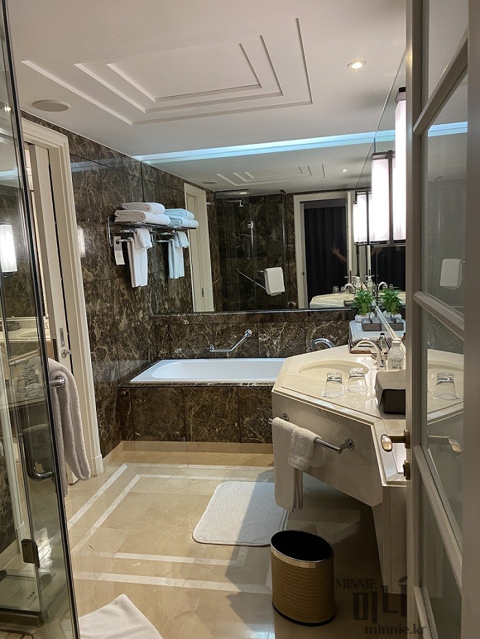 대리석의 웅장함이 돋보이는 프라이빗 바스룸 디자인