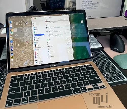 맥북 에어 골드 모델 화면에 저장 공간 설정이 띄워진 상태의 근접 대표 이미지