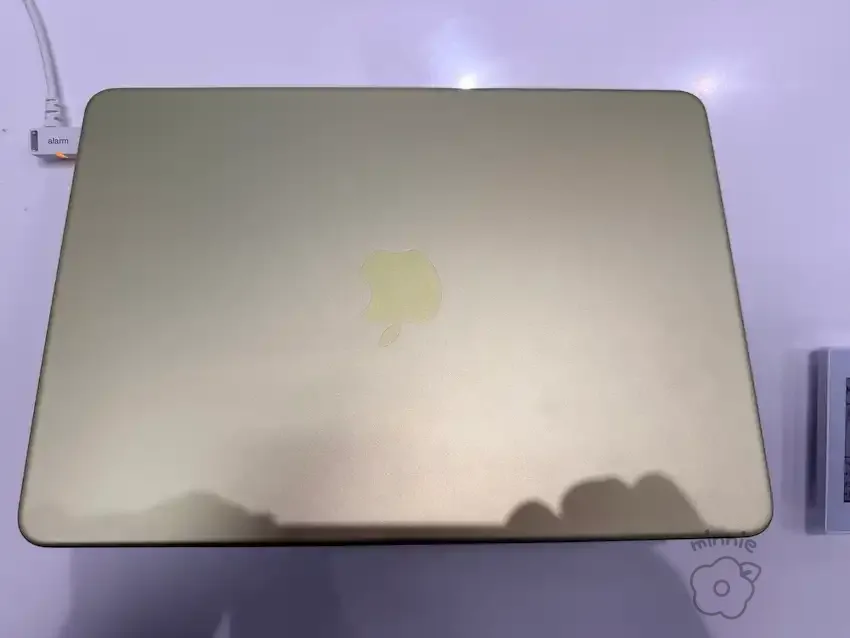 매장에서 촬영한 맥북 네오 상판과 Apple 로고