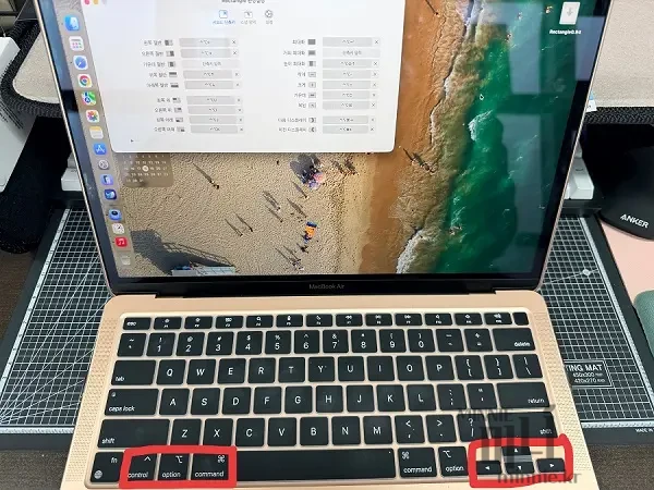 맥북 에어 키보드에서 Rectangle 앱 화면 분할에 사용되는 control, option, command 키와 방향키가 빨간색 상자로 강조된 모습