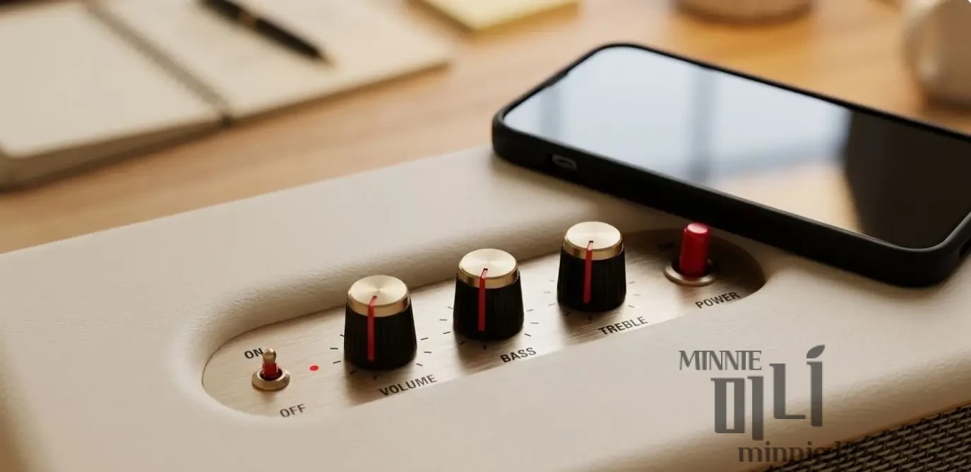 마샬 액톤3 블루투스 스피커 상단의 아날로그 감성 금속 조절 노브와 전원 스위치 근접 샷