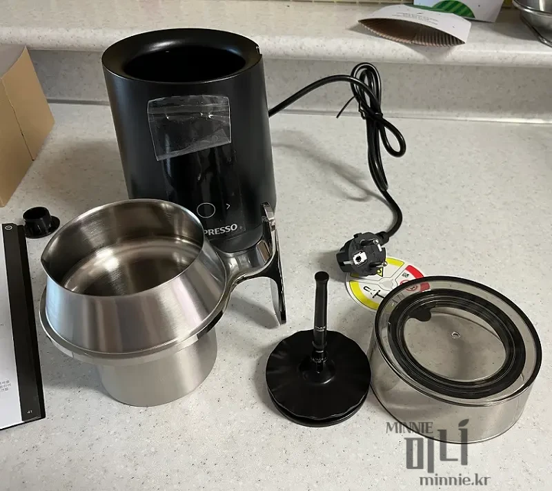 네스프레소 바리스타 구성품 상세 내역 및 내부 저그 모습