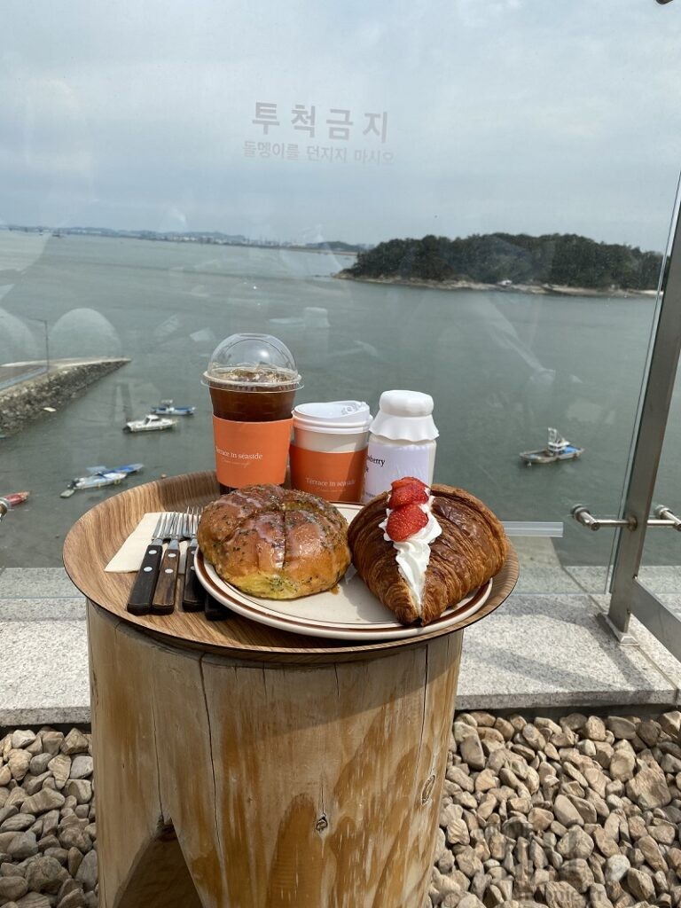 비주얼이 예쁜 바다앞테라스의 시그니처 음료와 제철 과일 타르트