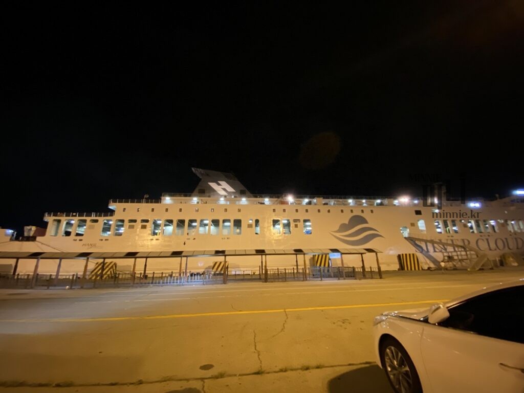 완도에서 제주도로 가는 배를 타는 완도항 여객선 터미널 전경