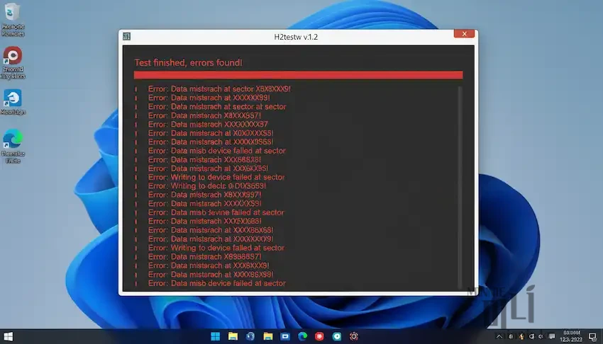 윈도우 11 바탕화면에서 H2testw v1.2 프로그램이 저장장치 전체 용량을 테스트한 후 'Test finished, errors found!'라는 붉은색 경고 메시지와 함께 수많은 데이터 오류 리스트를 출력하는 화면