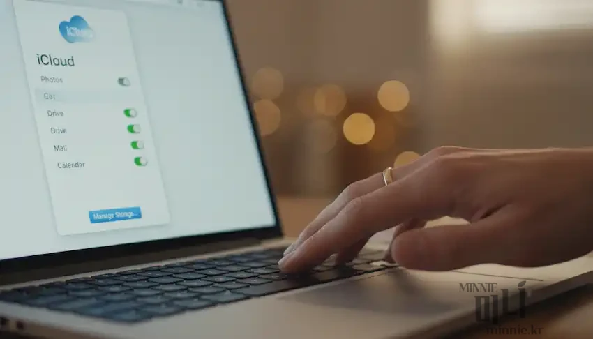 맥북 초기화 전 개인정보 보호를 위해 시스템 설정에서 iCloud 계정을 로그아웃하는 모습