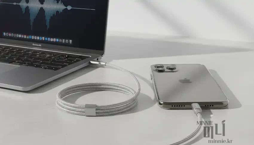 실버 색상의 맥북과 아이폰이 튼튼한 패브릭 C타입 케이블로 직접 연결되어 있는 모습